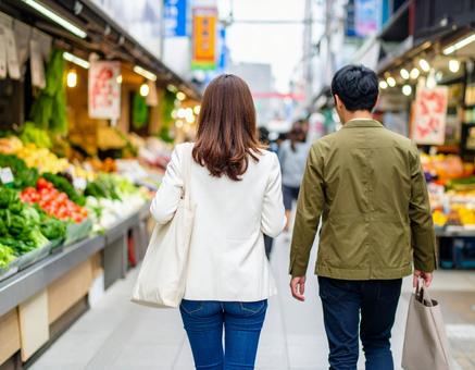 商店街を歩く人の写真