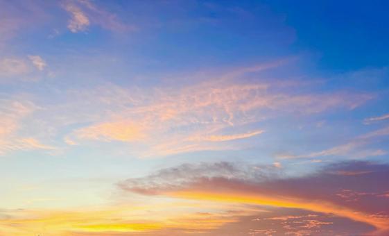 夕焼けのグラデーションが綺麗な空 夕焼けのグラデーションが綺麗な空の写真