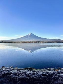 河口湖と富士山 富士山,河口湖,逆さ富士の写真素材