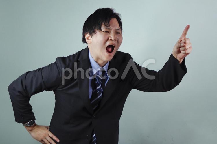 指差して怒鳴る上司 怒る,怒鳴る,怒りの写真素材