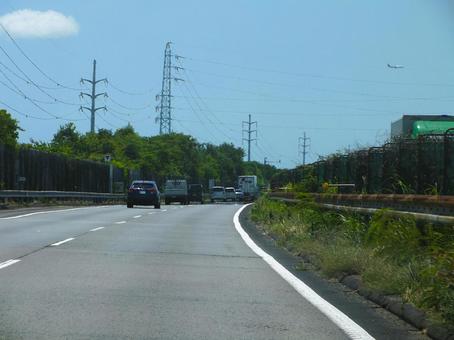 送電塔が何基も立つ高速道路脇 送電塔が何基も立つ高速道路脇 鉄塔,送電塔,電線の写真素材