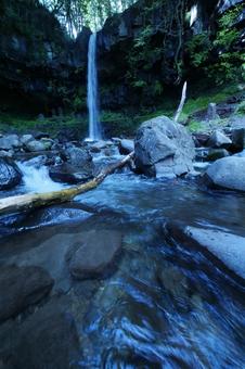 涼し気な滝のある風景 涼し気な滝のある風景の写真