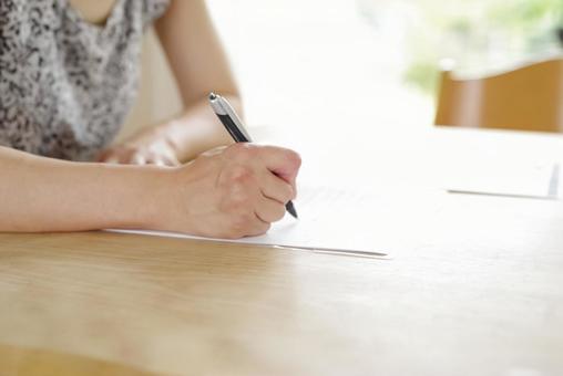 契約書に署名する女性の手元 契約書に署名する女性の手元 契約書,契約,署名の写真素材