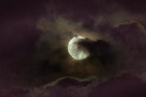 雲に隠れる8月の満月 月,雲,スピリチュアルの写真素材