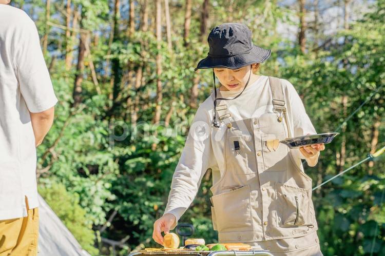 バーベキューでパンを焼く家族キャンパー キャンプ,バーベキュー,キャンプ場の写真素材