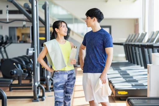 ジムでトレーニングする若い男女 ジム,フィットネス,若いの写真素材