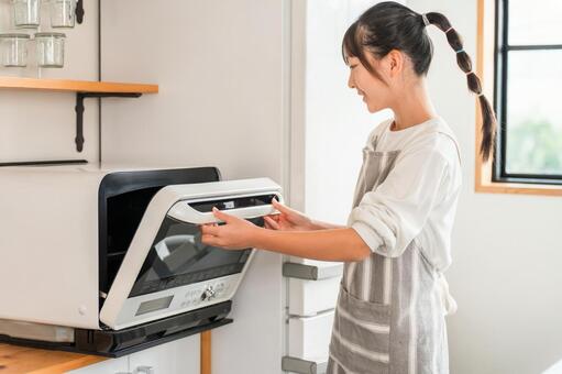 家のキッチンで電子レンジを使う子供 電子レンジ,子供,レンジの写真素材