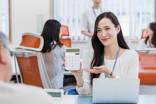 説明をするプランナーの女性。 説明をするプランナーの女性。 プランナー,相談,カウンセリングの写真素材