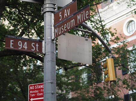 ニューヨーク標識板：5th×94th 標識板,道路標識,道路の写真素材