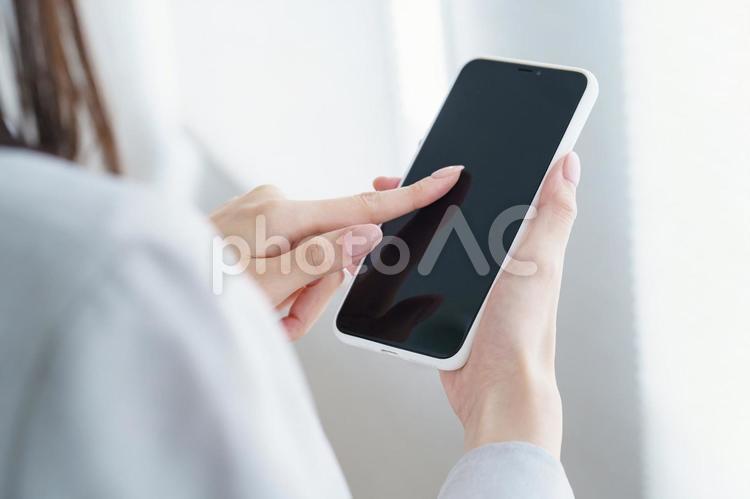 スマートフォンを操作するビジネスウーマン  女性,スマホ,ビジネスの写真素材