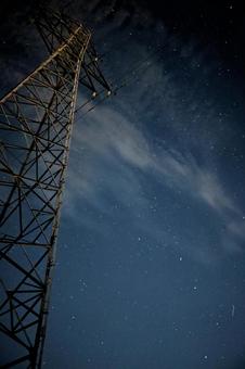星空と巨大な鉄塔、夜の風景 星空と巨大な鉄塔、夜の風景 鉄塔,星空,星の写真素材