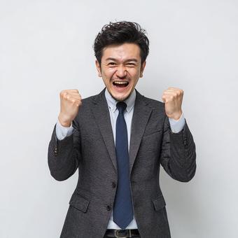 興奮して叫ぶ、自信に満ちたアジア人男性の写真