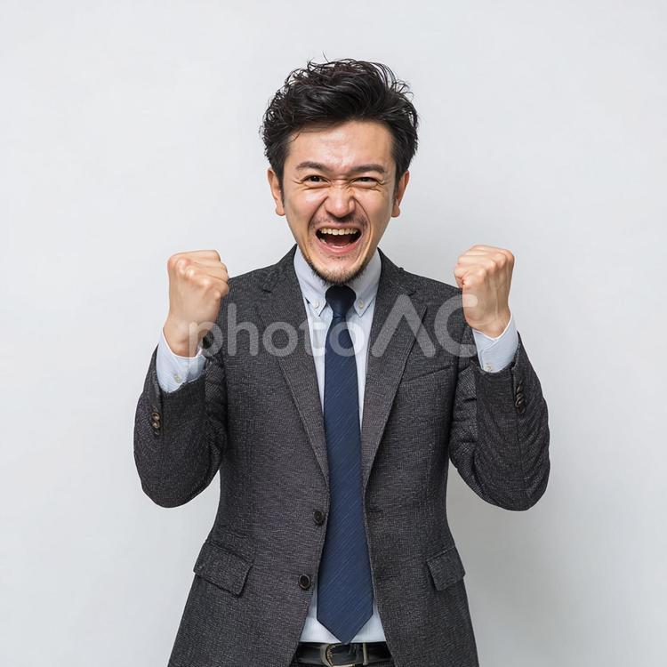 興奮して叫ぶ、自信に満ちたアジア人男性 男性,ビジネスマン,大人の写真素材
