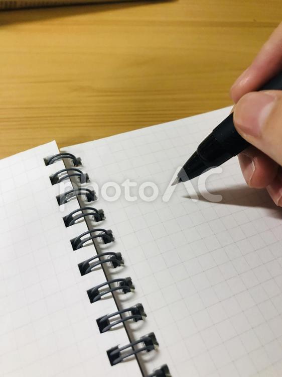 紙に文字を書く　勉強 ノート,シャープペンシル,文字の写真素材