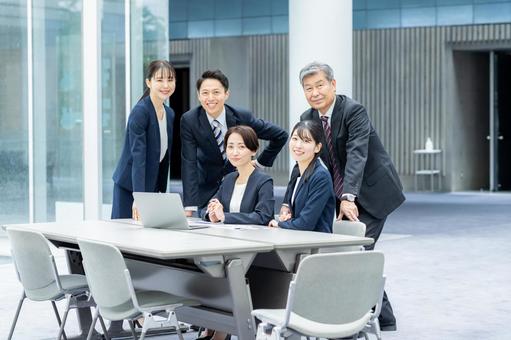 打ち合わせするビジネスパーソン ミーティング,笑顔,チームワークの写真素材