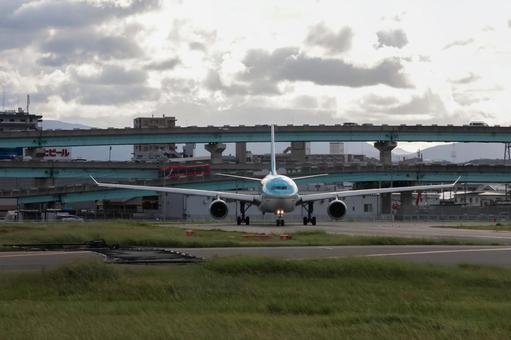 ゴールデンアワーの福岡空港の風景 ゴールデンアワーの福岡空港の風景 飛行機,航空機,旅客機の写真素材
