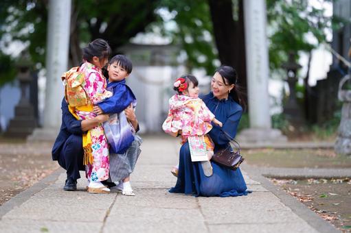 抱きしめられる子供たち 抱きしめられる子供たち 七五三,お参り,七五三参りの写真素材