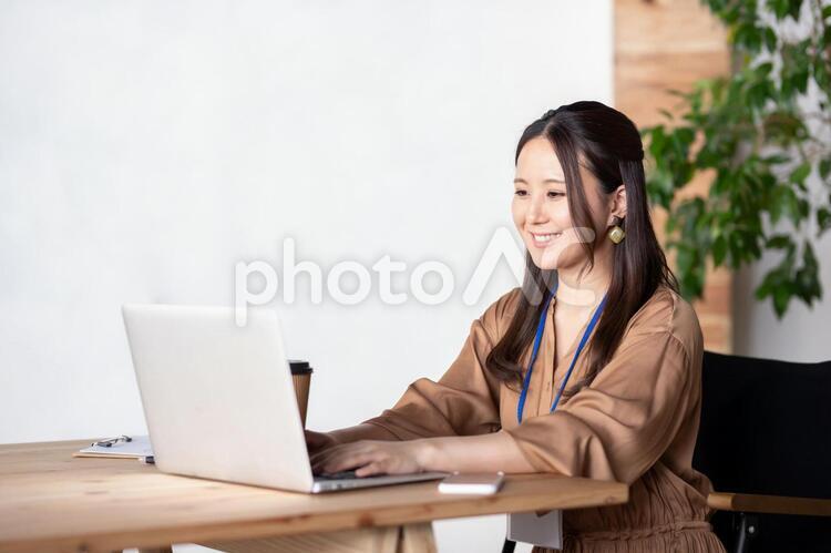 オフィスでパソコンを使うビジネスウーマン ビジネスウーマン,ビジネス,女性の写真素材