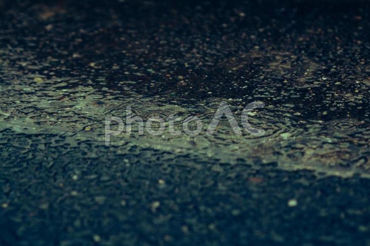 雨で反射するアスファルト 水たまり,水面,アスファルトの写真素材