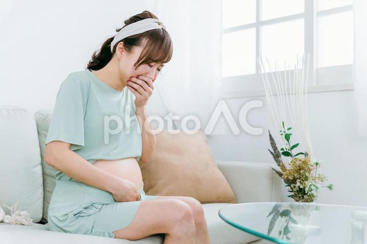 妊娠中に体調不良になる女性（陣痛） 陣痛,吐き気,破水の写真素材