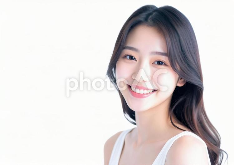 美容イメージ・笑顔の女性（白背景） 女性,美容,モデルの写真素材