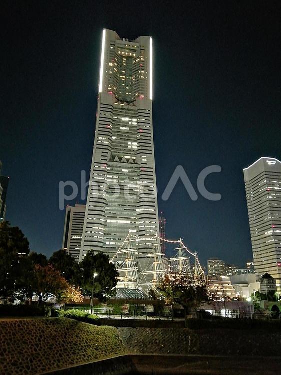 ランドマークタワーと日本丸 ランドマークタワー,みなとみらい,夜景の写真素材