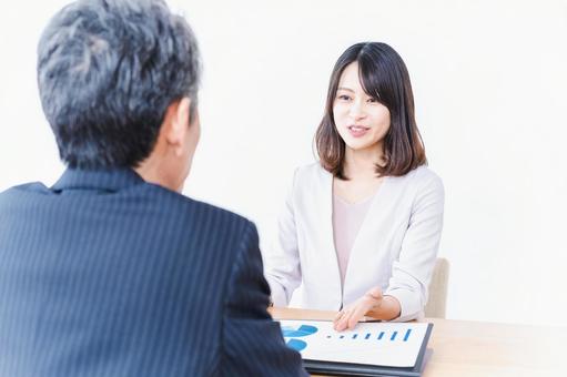 保険の営業をする女性 保険の営業をする女性 セールス,マンション,窓口の写真素材