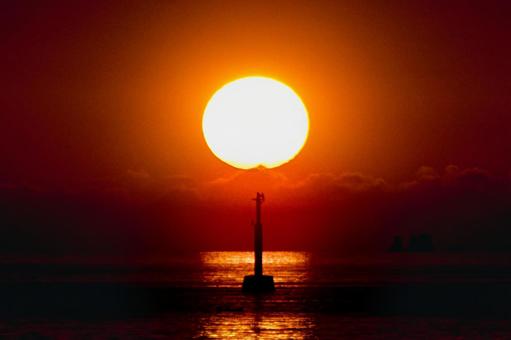 <素材>秋の海に静かに沈む夕日と灯台 <素材>秋の海に静かに沈む夕日と灯台の写真