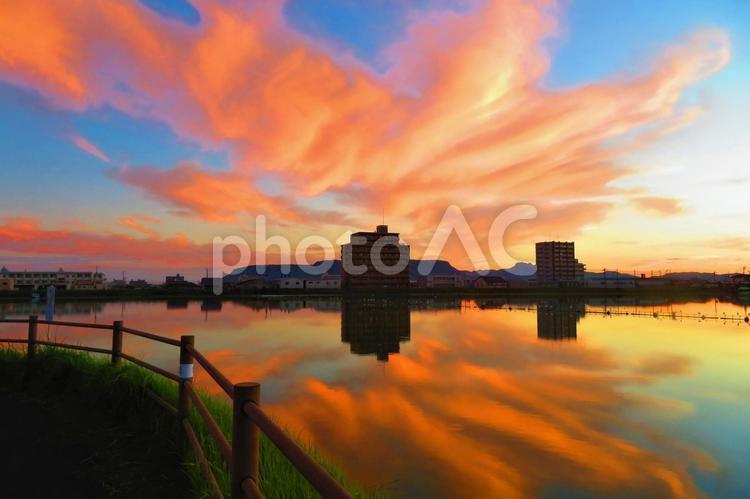１０月上旬の高松市大池からの朝焼け雲  背景,雲,朝焼けの写真素材