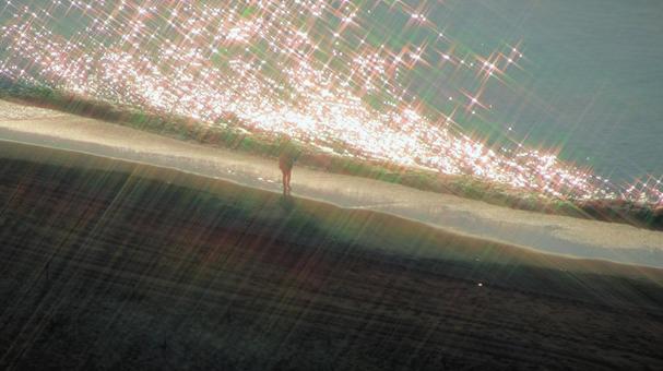 朝日が輝く晩夏朝の熱海サンビーチ 朝日,晩夏,海の写真素材