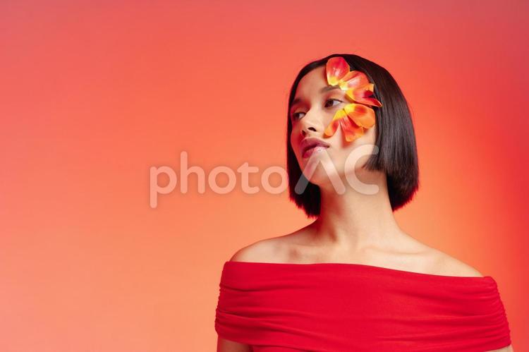 花びらを顔に貼り付けた女性 女性,フラワーメイク,花びらの写真素材