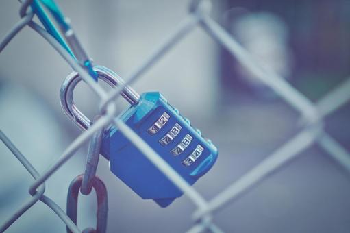 ネットフェンスにつけられたダイヤルロック ネットフェンスにつけられたダイヤルロック 南京錠,ダイヤル式,ネットフェンスの写真素材