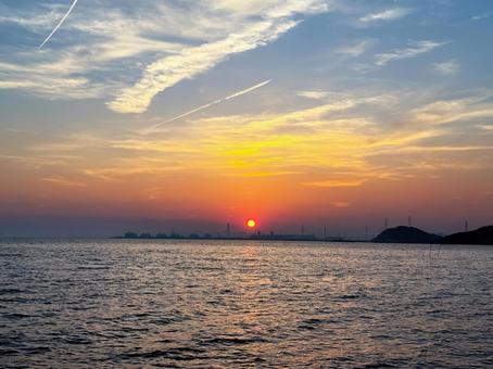 海に沈む秋の夕日 海に沈む秋の夕日 海,夕方,夕日の写真素材