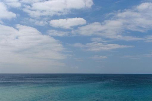 青空とターコイズブルーの海 青空とターコイズブルーの海 青空,海,ターコイズブルーの写真素材