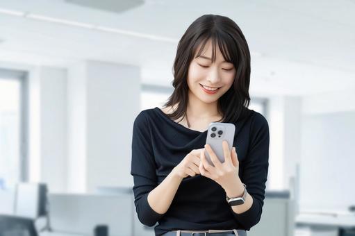 スマホを使う笑顔の女性・ビジネスウーマン 女性,スマホ,スマートフォンの写真素材