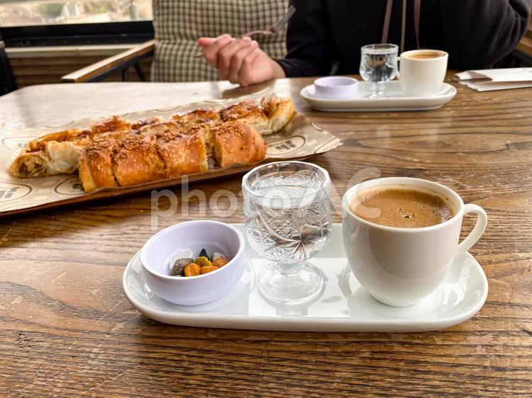 トルコ旅行でのカフェでの息抜き風景 トルコ,トルコ共和国,エキメッキの写真素材