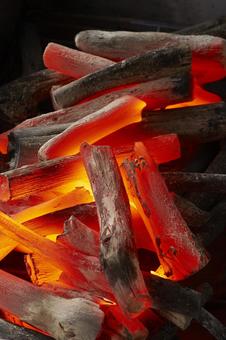 燃える炭火(紀州備長炭) 燃える炭火(紀州備長炭) 炭火,火,炎の写真素材