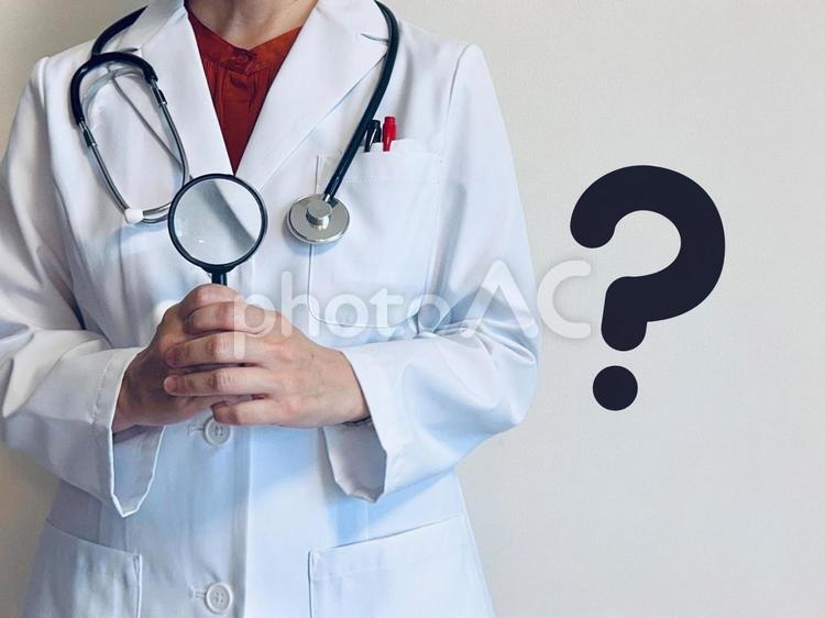 虫眼鏡を持った女性医師とはてなマーク 虫眼鏡,女性,医者の写真素材