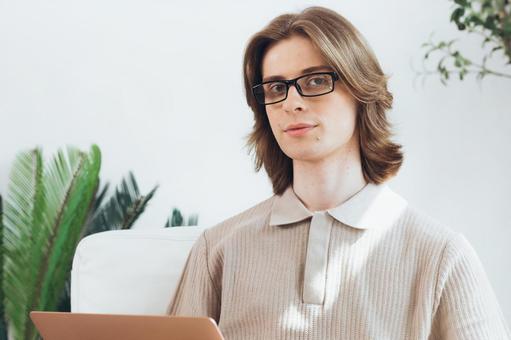 リビングでノートパソコンを使う若い男性 男性,外国人,欧米人の写真素材