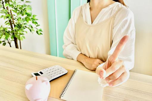 家計管理と貯金の工夫 家計管理と貯金の工夫 女性,ライフスタイル,家計の写真素材