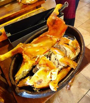 セゴビア名物 子豚の丸焼き セゴビア名物 子豚の丸焼きの写真