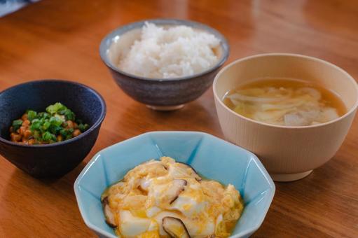 納豆と卵とじの朝食 納豆と卵とじの朝食の写真