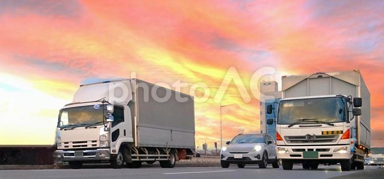 ２台のトラック（夕焼け） 車,トラック,２台の写真素材