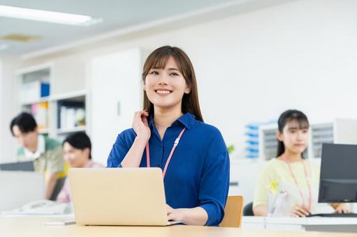 オフィスで働く若いエンジニア ビジネスウーマン,オフィス,女性の写真素材