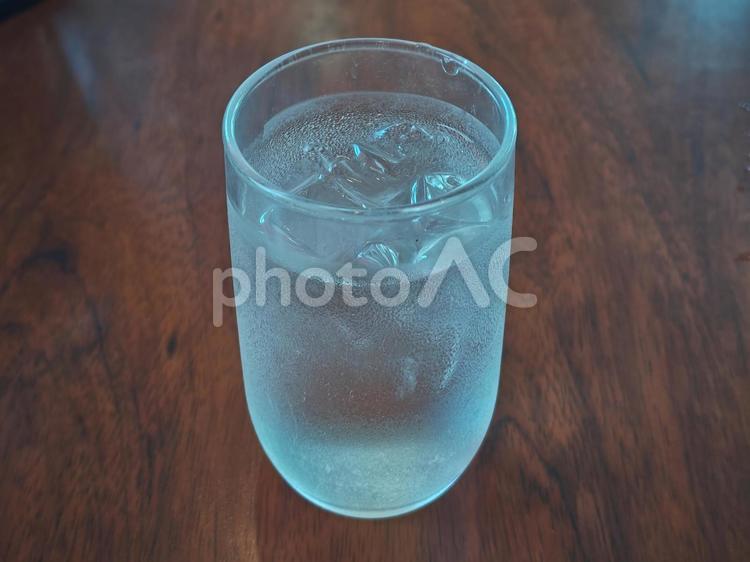 【お冷】グラスに注がれた水（氷入り） グラス,水,氷の写真素材