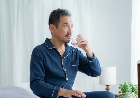 寝室で水を飲むミドルの男性 寝室で水を飲むミドルの男性 男性,水,ミドルの写真素材