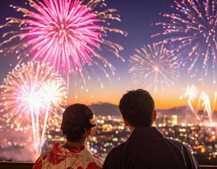打ち上げ花火を見るカップル 打ち上げ花火を見るカップルの写真