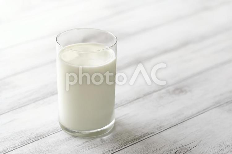 白板の上の牛乳　右空け 牛乳,ミルク,グラスの写真素材