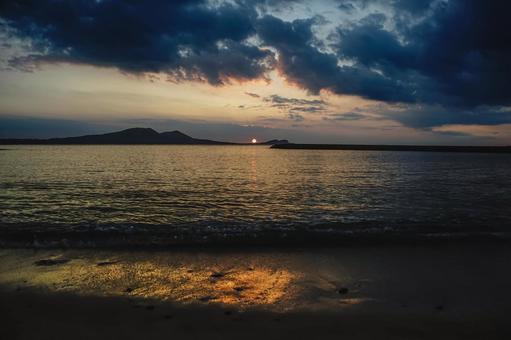 <五島の風景>夜明けの海水浴場の風景 <五島の風景>夜明けの海水浴場の風景の写真