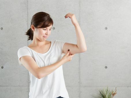 Japanese woman worried about sagging upper arm, second arm, slack, to worry, JPG